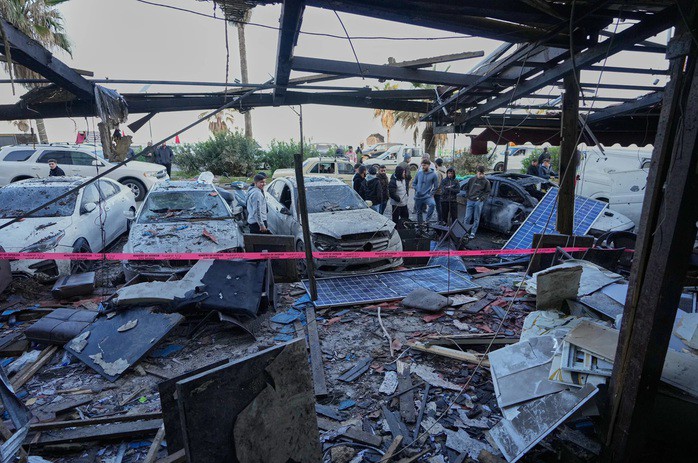 Một quán cà phê tại TP Sidon ở miền Nam Lebanon bị trúng không kích hôm 8-4 - Ảnh: AP