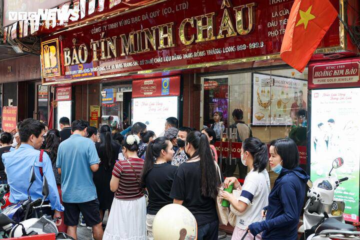Khách xếp hàng chờ mua bán vàng tại Bảo Tín Minh Châu.