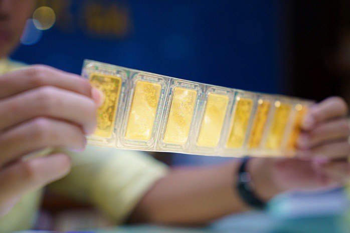 Giá vàng trong nước giảm trở lại theo giá thế giới. Trên thị trường quốc tế, lúc 18 giờ 30 (giờ Việt Nam), giá vàng được giao dịch ở mức tới 4.785 USD/ounce, giảm khoảng 40 USD/ounce so với buổi sáng.