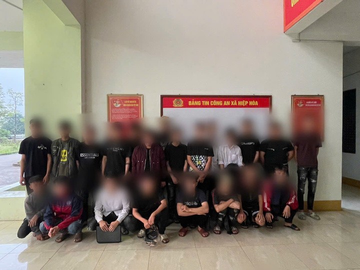 Nhóm thanh thiếu niên bị triệu tập lên cơ quan công an. (Ảnh: Công an Bắc Ninh).