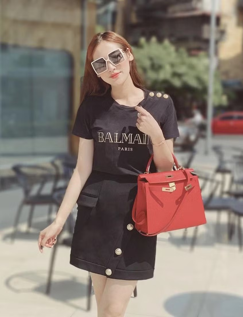 Nghệ sĩ Việt thanh lý tủ đồ.