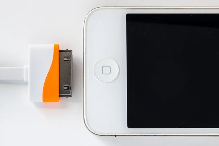 Được thiết kế vào năm 2003, đầu nối 30 chân đã được sử dụng rộng rãi trên các thiết bị di động của Apple, bao gồm cả những thế hệ iPhone đầu tiên. Với thiết kế phẳng và rộng, đầu nối này có khả năng xử lý nhiều loại tín hiệu, từ âm thanh và video analog đến dữ liệu FireWire và USB. Tuy nhiên, vào năm 2012, cổng này đã được thay thế bằng cổng Lightning, nhỏ gọn và tiện lợi hơn.