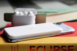 Điều gì khiến Apple và Samsung chưa sẵn sàng “đổi pin”?