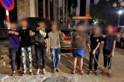 Đánh nhầm người, tiện tay cướp tài sản, 8 thiếu niên bị bắt