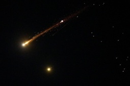 Israel và Iran tiếp tục tấn công nhau, hàng loạt còi báo động vang lên ở Vùng Vịnh