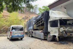 Xe tải từ núi cao 200m tuột dốc lao vào nhà ăn công nhân, 3 người chết