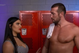 Người đẹp đấu vật cho phép nam giới được nhìn ngắm "vòng 1" của mình