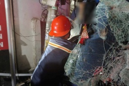 Xe tải tông tường nhà dân, đôi nam nữ mắc kẹt trong cabin