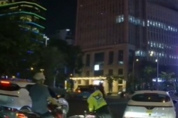 Clip người mặc áo xe ôm công nghệ bất ngờ tấn công nam thanh niên ở phường Sài Gòn