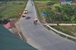 Clip: Ôm cua như “tay đua”, xe máy drift khiến người ngồi sau lao thẳng vào bụi cỏ