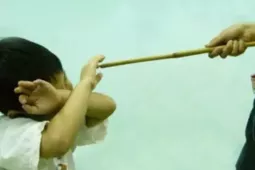 Học sinh lớp ba bị phụ huynh vào trường đánh 10 roi, kiểm điểm hiệu trưởng