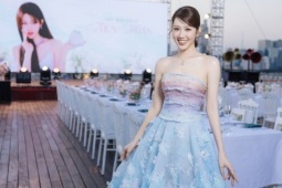 Thúy Ngân rực rỡ trên du thuyền