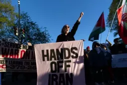 12 giờ bên bờ vực, dòng chữ của Tổng thống Mỹ Trump gây náo loạn thế giới