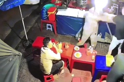 Công an vào cuộc vụ thanh niên đánh cụ bà trong quán ăn khuya ở Gia Lai