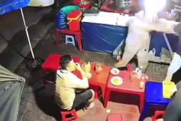 Công an vào cuộc vụ thanh niên đánh cụ bà trong quán ăn khuya ở Gia Lai