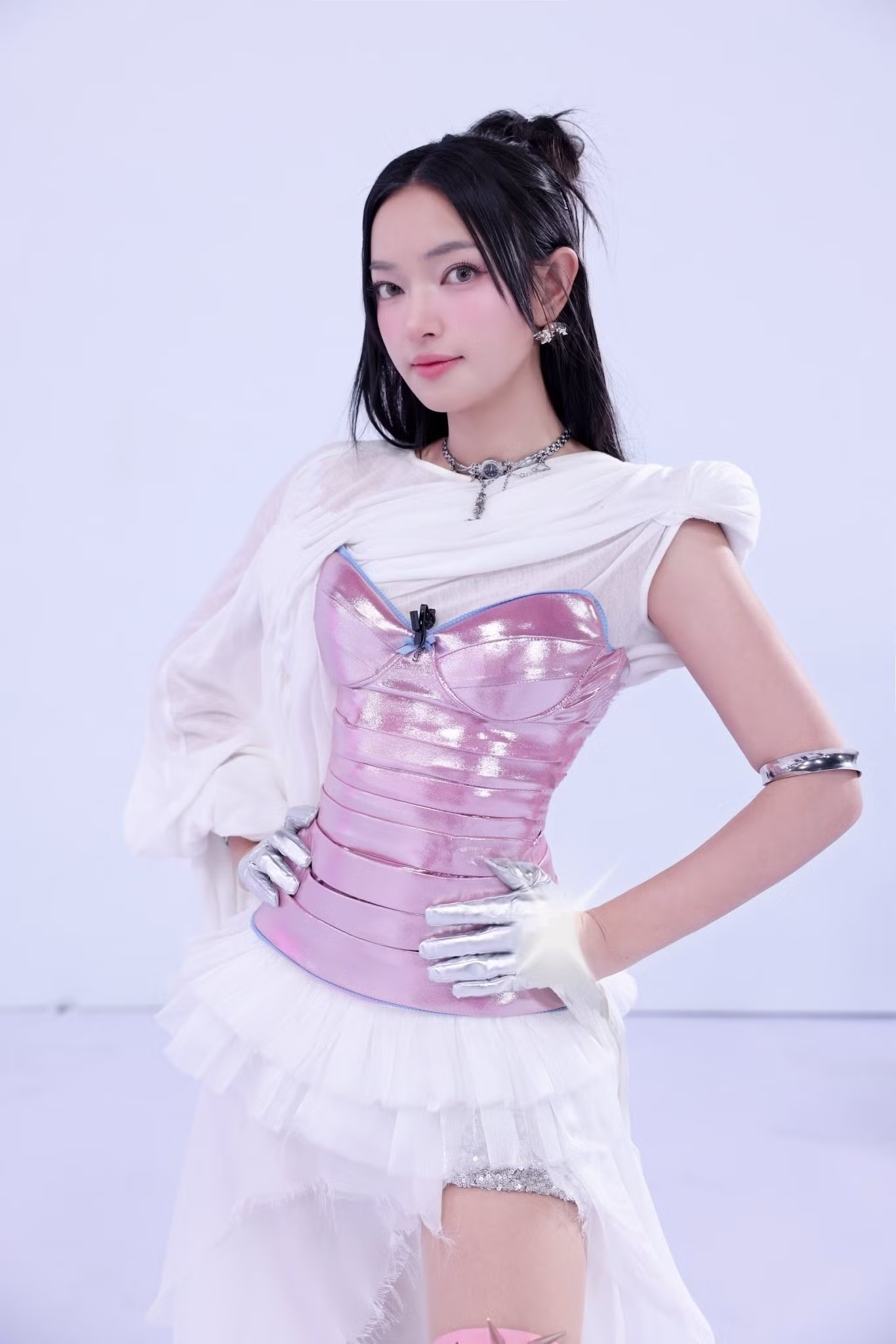 Nghệ sĩ Việt thanh lý tủ đồ.