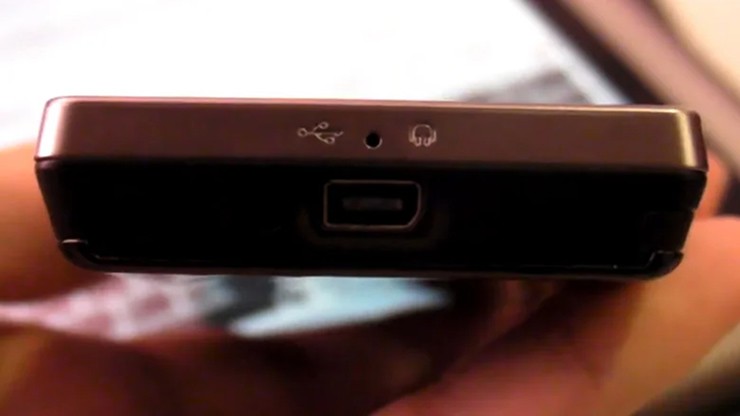 Nếu từng sử dụng điện thoại HTC đời đầu, có thể người dùng sẽ nhớ đến cổng ExtUSB. Đây là một phiên bản cải tiến của cổng Mini-USB, cho phép xử lý dữ liệu, nguồn điện và âm thanh trong một cổng duy nhất. Mặc dù được sử dụng phổ biến trong một thời gian ngắn, cổng ExtUSB đã nhanh chóng bị thay thế bởi cổng Micro-USB vào năm 2010.