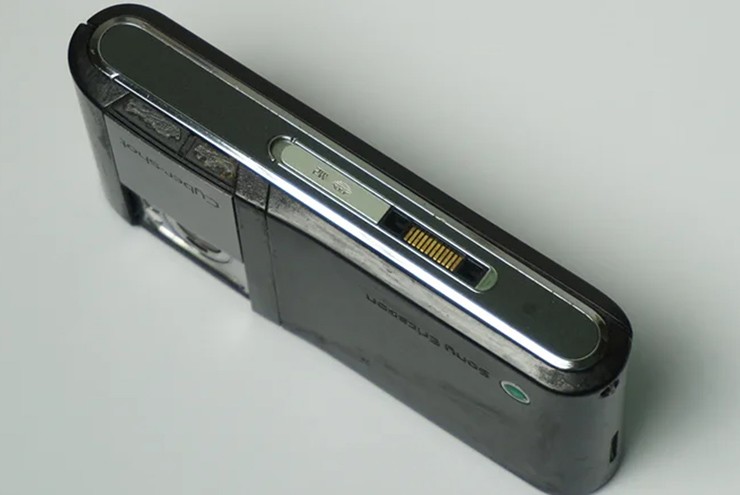 Vào khoảng năm 2005, Sony Ericsson đã giới thiệu đầu nối FastPort độc quyền, được thiết kế để thay thế cổng Pop-Port của Nokia. FastPort không chỉ cho phép sạc pin mà còn hỗ trợ truyền dữ liệu và âm thanh. Tuy nhiên, do tính chất độc quyền và xu hướng tiêu chuẩn hóa trong ngành công nghiệp, FastPort đã bị thay thế bởi cổng Micro-USB vào năm 2010.