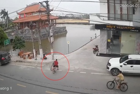 Clip: Ôm cua “quá đà”, bé trai phóng xe đạp lao thẳng xuống ao