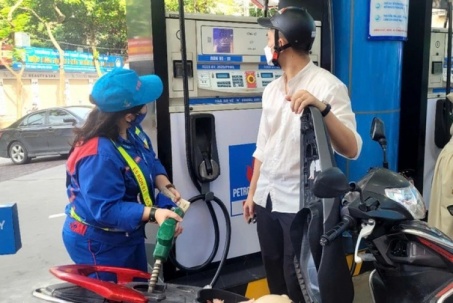 Giá xăng dầu giảm mạnh, dầu diesel giảm gần 2.000 đồng/lít