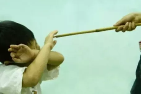 Học sinh lớp ba bị phụ huynh vào trường đánh 10 roi, kiểm điểm hiệu trưởng