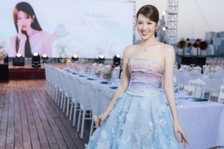 Thúy Ngân rực rỡ trên du thuyền