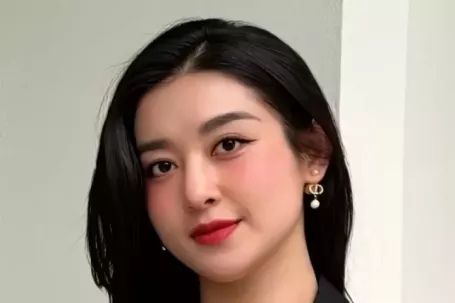 Từ vụ Á hậu Huyền My pass lại đôi giày hiệu cũ, nghĩ gì về chuyện nghệ sĩ thanh lý quần áo mặc rồi