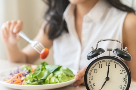 Nên ăn tối lúc mấy giờ để ngủ ngon, thức dậy khỏe khoắn?