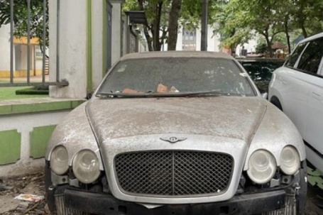 Loạt xe sang bị 'bỏ quên' trên vỉa hè Hà Nội: Từ Mercedes S63 đến Bentley