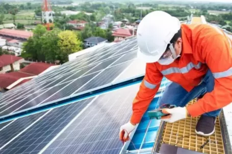 Điện mặt trời mái nhà kèm pin lưu trữ: Vì sao người dân còn e dè?