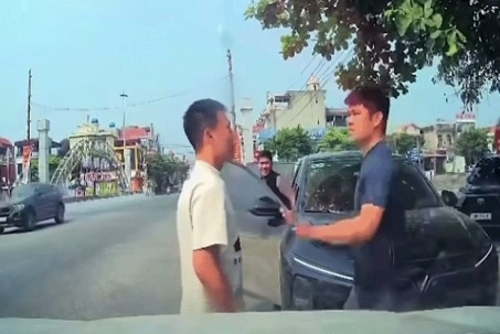 Công an xác minh clip người đàn ông bị bóp cổ, hành hung trên đường