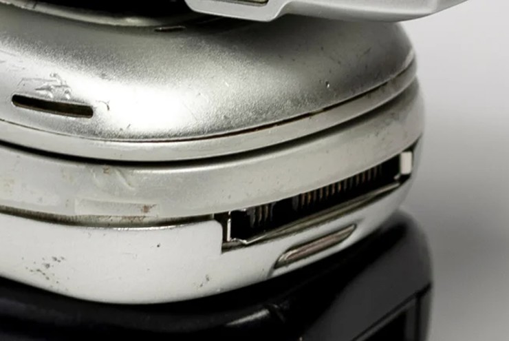 Được Motorola sử dụng từ năm 2000 đến 2005, CE Bus là một trong những cổng kết nối đa chân đầu tiên cho phép truyền tải dữ liệu, nguồn điện và tín hiệu âm thanh. Tuy nhiên, khi Motorola chuyển sang sản xuất các mẫu điện thoại mỏng hơn, CE Bus trở nên quá dày và đã được thay thế bằng đầu nối Mini-USB.