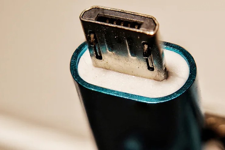 Được giới thiệu vào năm 2007, Micro USB nhanh chóng trở thành chuẩn kết nối phổ biến cho các thiết bị di động. Với thiết kế bền bỉ và khả năng cung cấp tốc độ sạc nhanh hơn, Micro USB đã được nhiều nhà sản xuất lớn như Samsung, LG và Nokia áp dụng. Sự hỗ trợ từ Liên minh Châu Âu cũng đã thúc đẩy việc tiêu chuẩn hóa cổng này nhằm giảm thiểu rác thải điện tử. Tuy nhiên, với sự ra đời của USB-C, các nhà sản xuất điện thoại đã không còn lý do để tiếp tục sử dụng Micro USB.