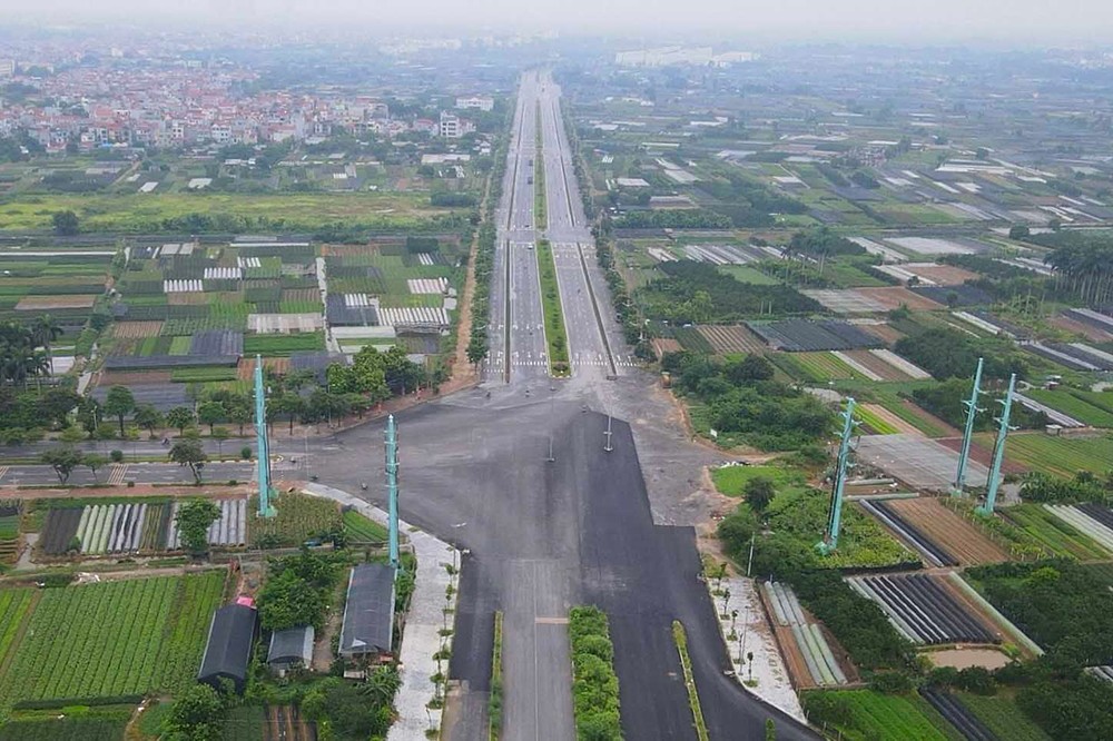 Với chiều dài hơn 30km, mặt cắt rộng 60m, quy mô 10 làn xe, đại lộ Tây Thăng Long là một trong những trục giao thông chiến lược từ Sơn Tây đến Tây Hồ Tây