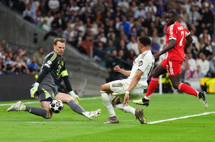 Thủ môn kỳ cựu Neuer phải hoạt động hết công suất ở trận&nbsp;lượt đi