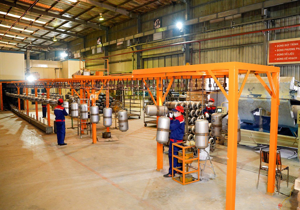 Dây chuyền tráng men ướt lõi bình nước nóng bên trong nhà máy.
