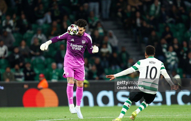 Thủ môn Raya tỏa sáng với hàng loạt pha cứu thua