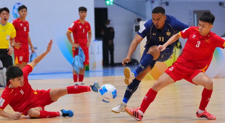 Việt Nam và Thái Lan đôi công quyết liệt