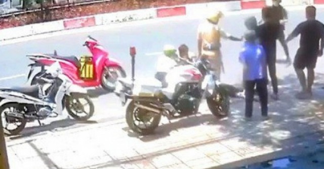 Công an Đồng Nai thông tin rõ sự thật về clip "CSGT chạy mô tô cầm gậy đuổi theo đánh người vi phạm”
