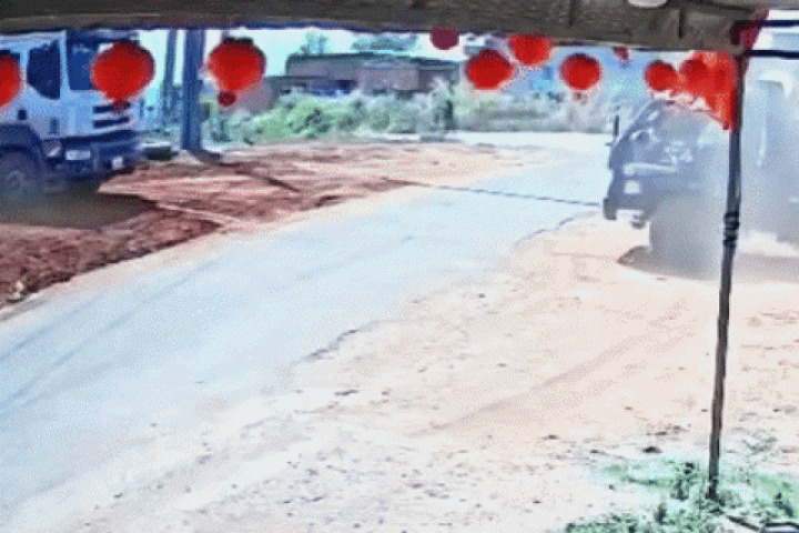 Sợi dây nối hai ôtô hạ đo ván người đi xe máy