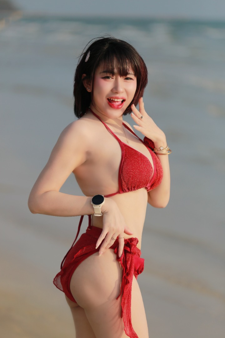 Dàn mỹ nhân mặc bikini khoe sắc, đua tài ở giải chạy bộ "có 1 không 2" - 4