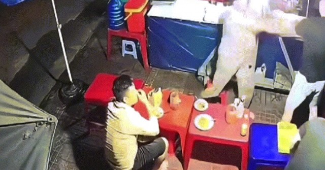 Công an vào cuộc vụ thanh niên đánh cụ bà trong quán ăn khuya ở Gia Lai