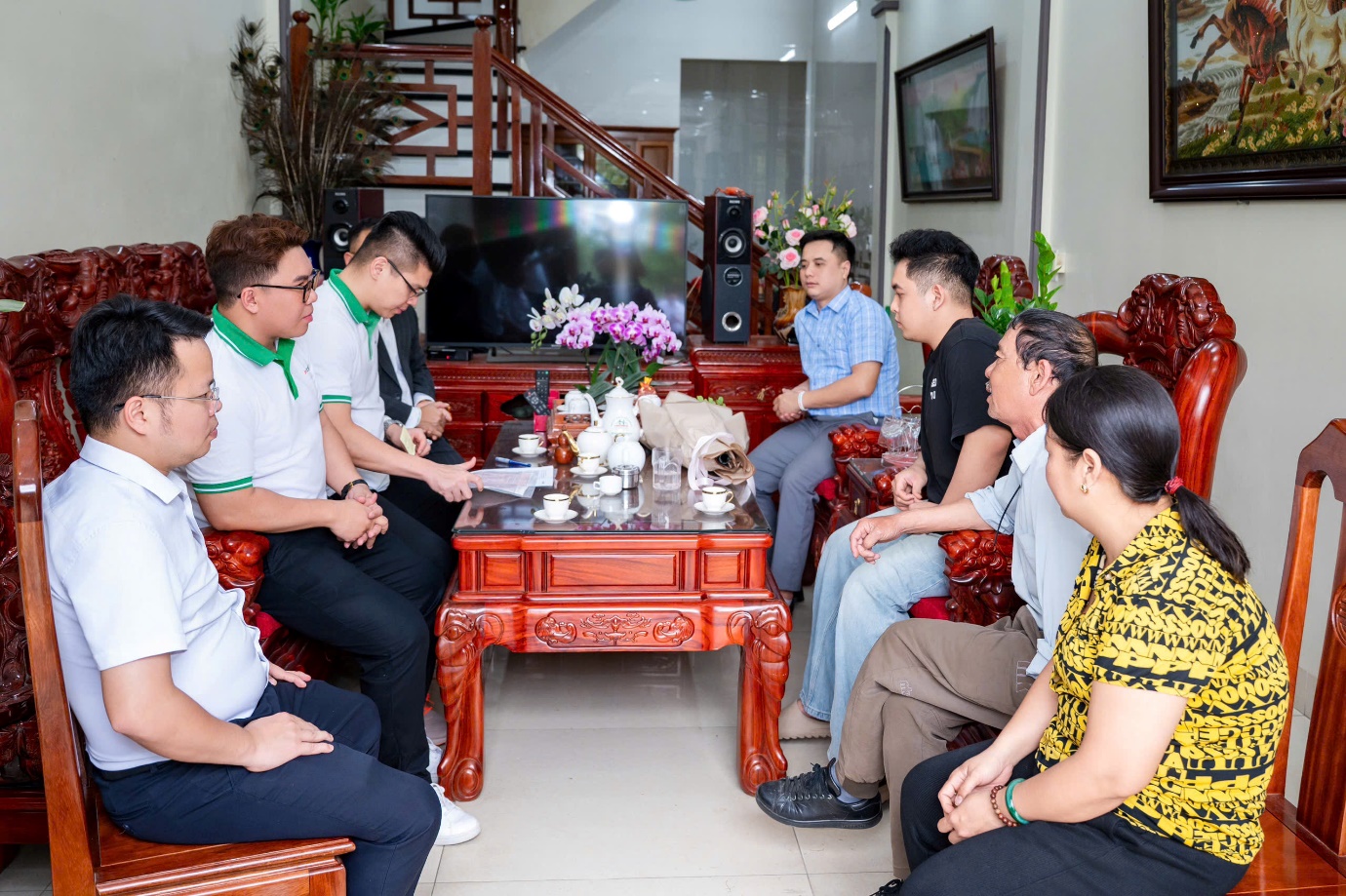 Gia đình anh Nguyễn Thanh Hưng (áo đen) đón tiếp và trò chuyện cùng đại diện FE CREDIT. Ảnh FE CREDIT.