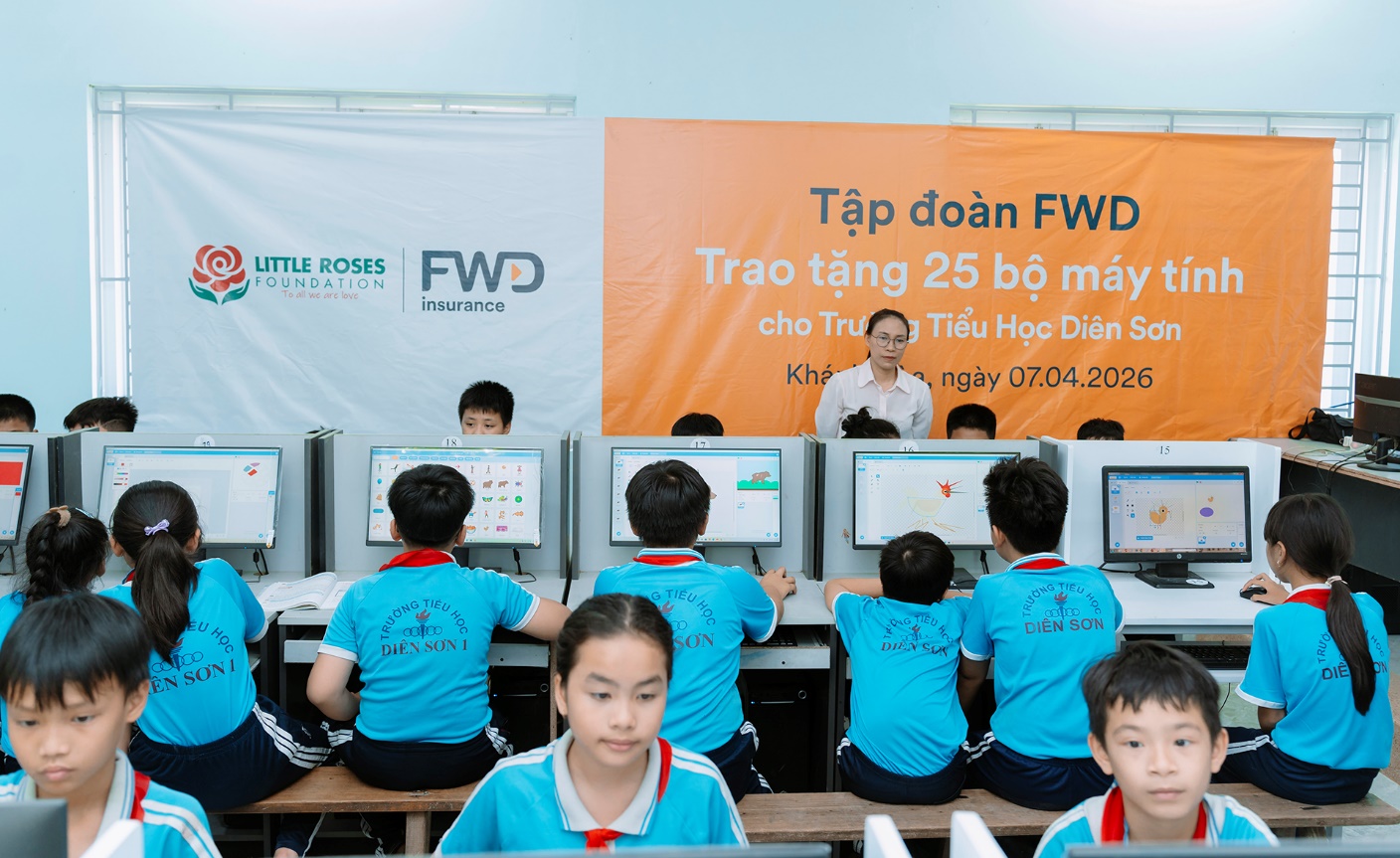 Tập đoàn FWD trao tặng 25 bộ máy tính cho Trường Tiểu học Diên Sơn.