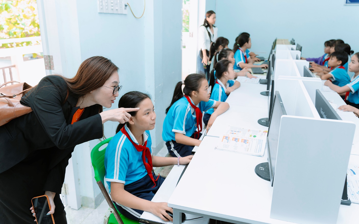 Hoạt động trao tặng máy tính thể hiện cam kết lâu dài của FWD trong việc đầu tư cho giáo dục, tạo điều kiện để các em tiếp cận các phương pháp học tập hiện đại.