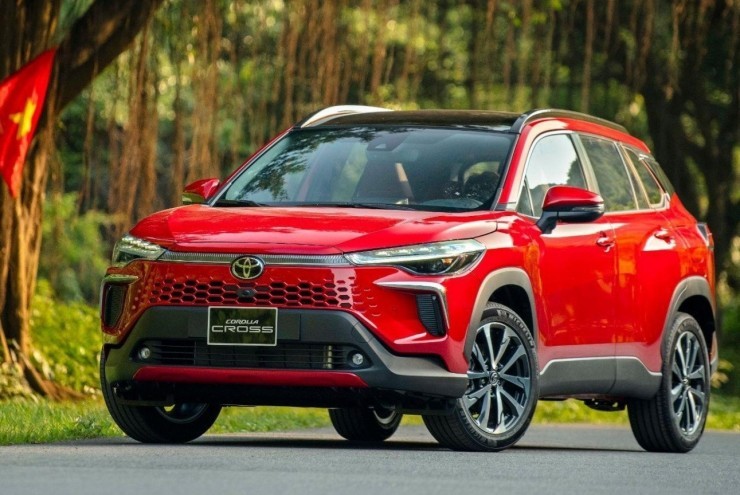 Toyota Corolla Cross 1.8V máy xăng khác gì bản hybrid khi chênh tới 85 triệu đồng?
