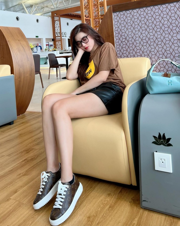 Bộ sưu tập giày dép xa xỉ của á hậu Huyền My - 8