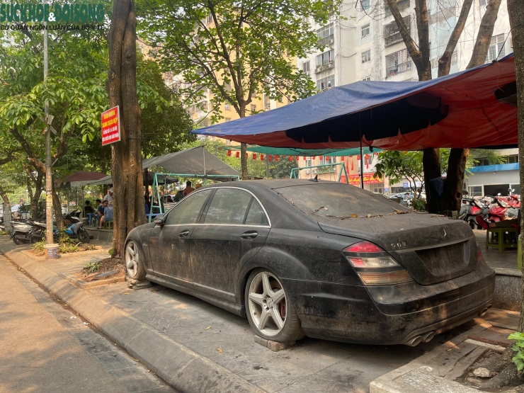 Chiếc xe Mercedes-AMG S63 bị "bỏ quên" tại khu Trung Hòa - Nhân Chính.