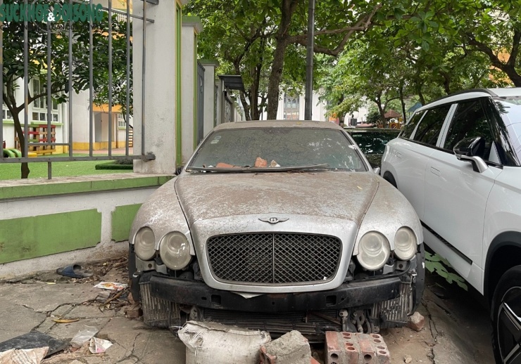Xe sang Bentley Continental bị "bỏ quên" tại khu đô thị Mỹ Đình.