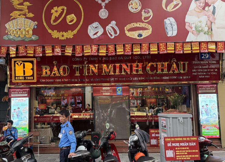 Giá vàng lao dốc, 'phố vàng' vắng tanh, Bảo Tín Minh Châu bán hàng kiểu mới - 1